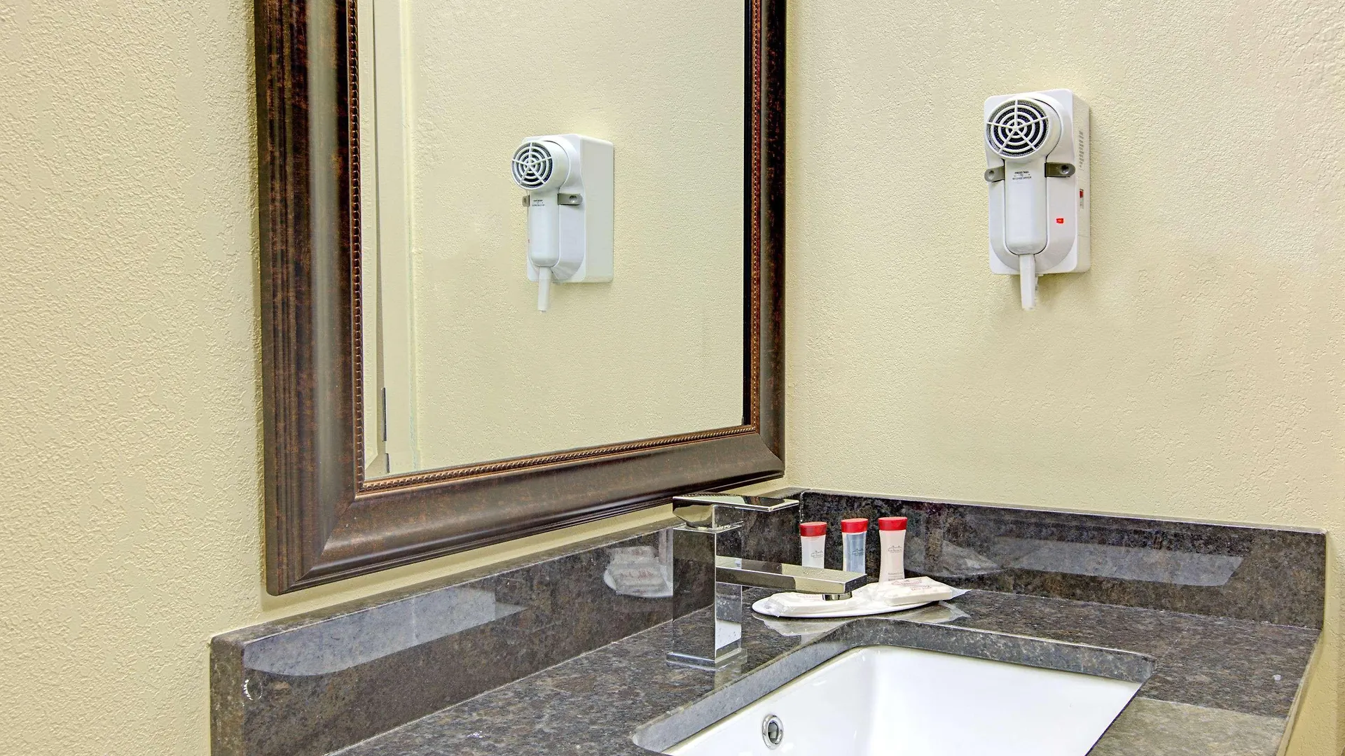Отель Ramada Plaza By Wyndham Charlotte South End Airport