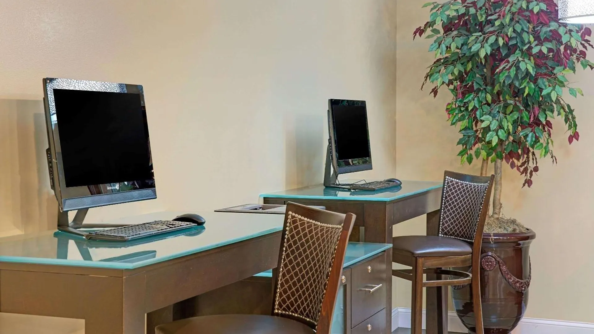 Отель Ramada Plaza By Wyndham Charlotte South End Airport