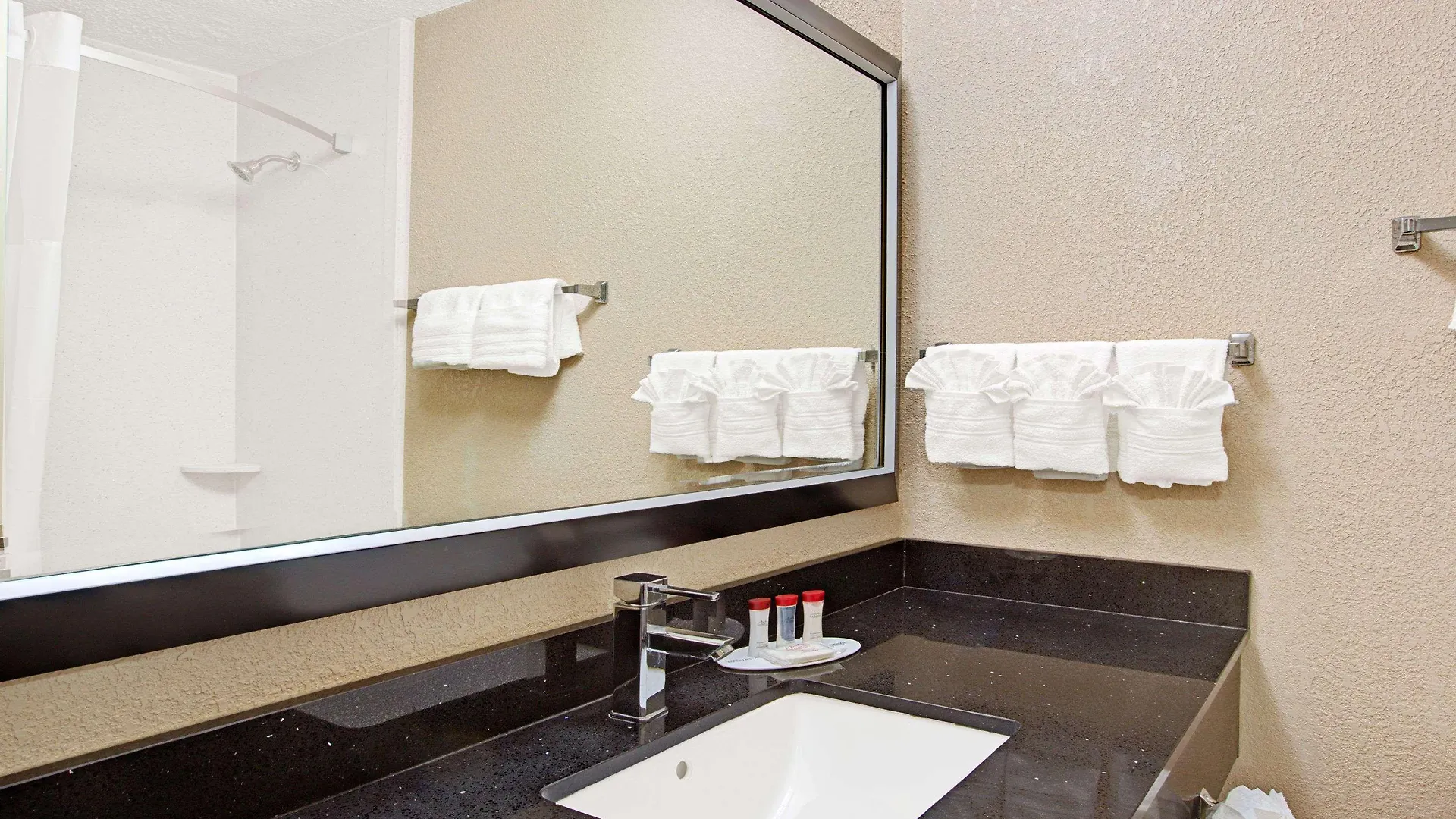 Отель Ramada Plaza By Wyndham Charlotte South End Airport 3*,