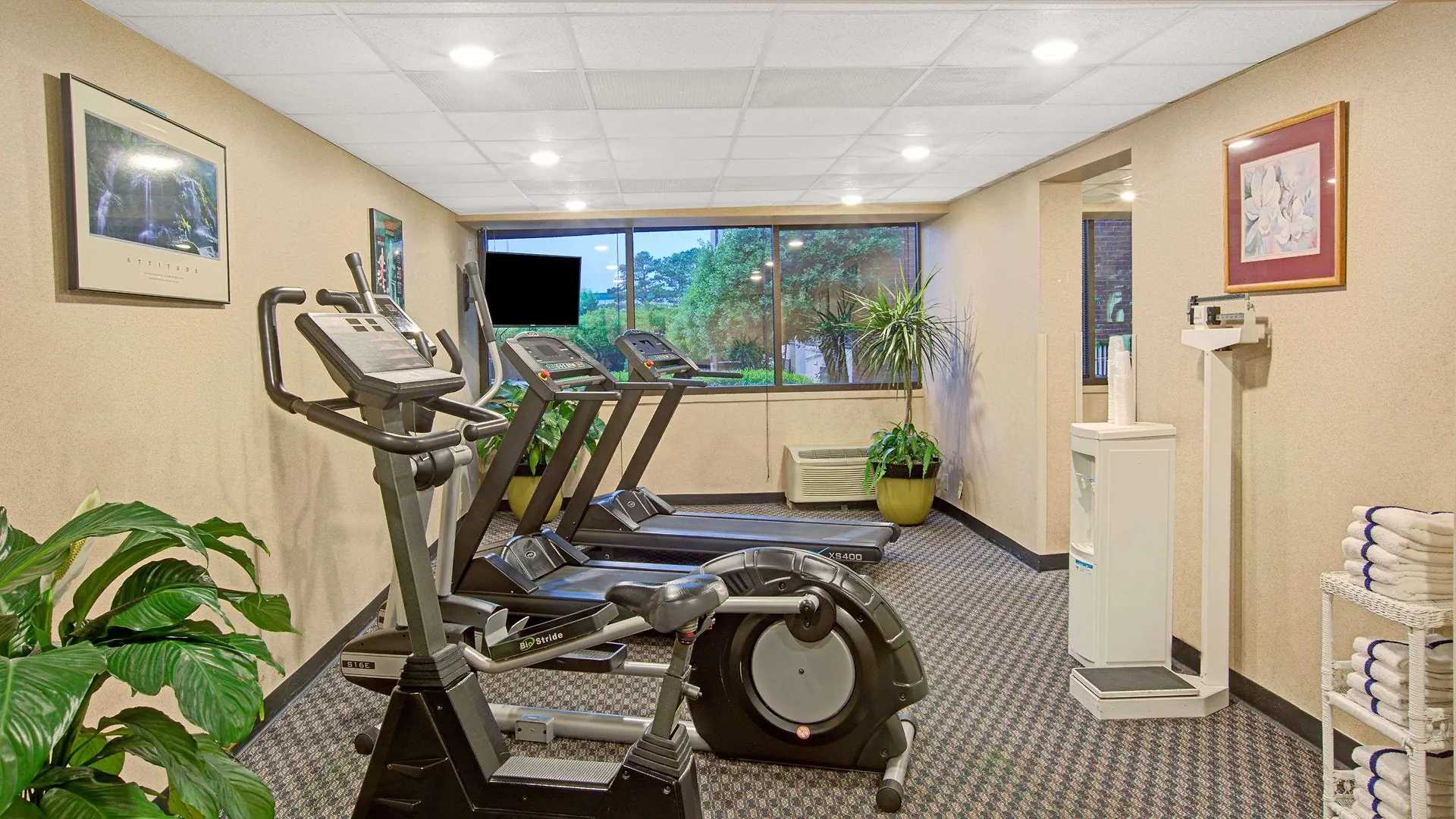 Отель Ramada Plaza By Wyndham Charlotte South End Airport