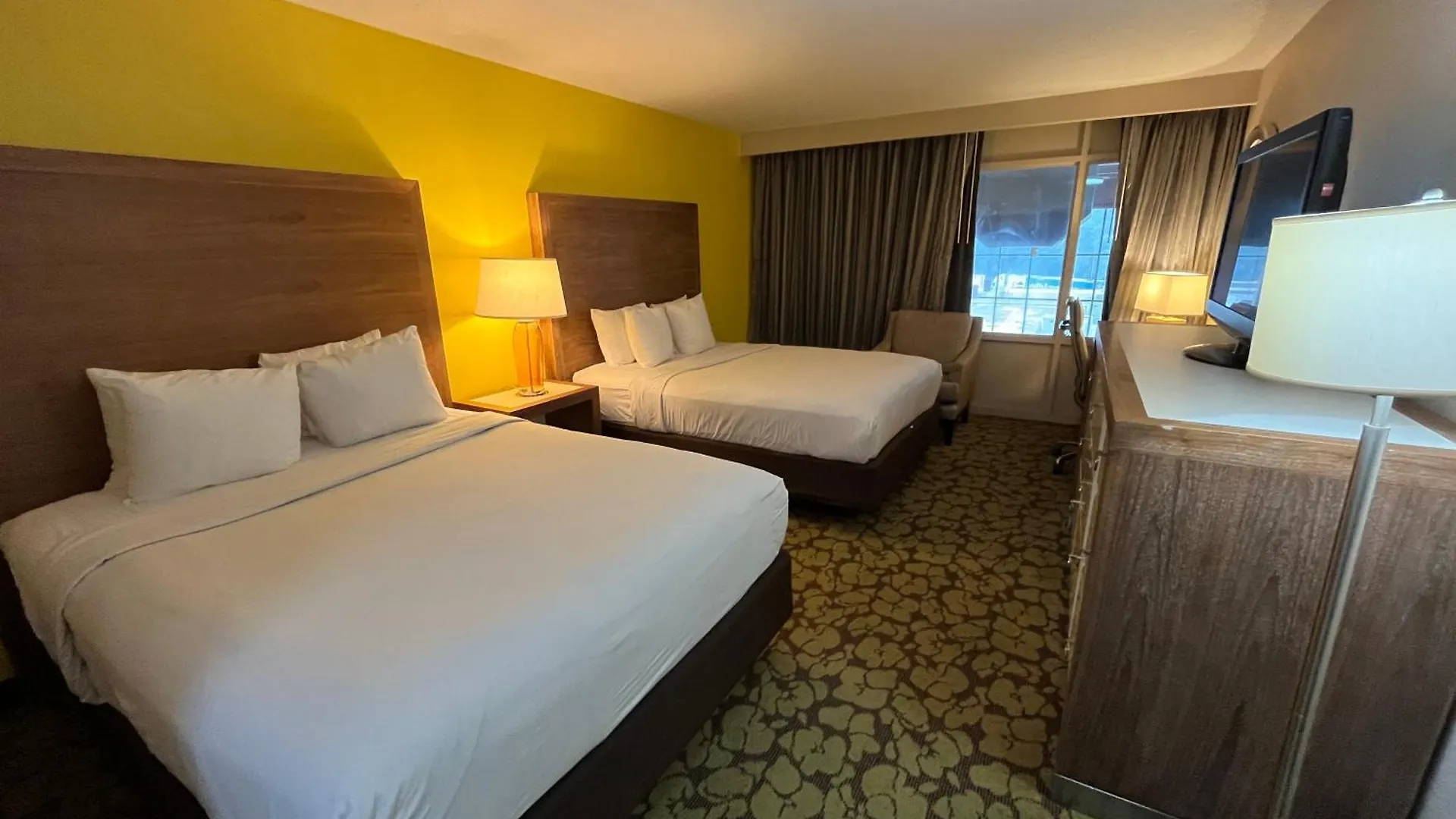 Отель Ramada Plaza By Wyndham Charlotte South End Airport