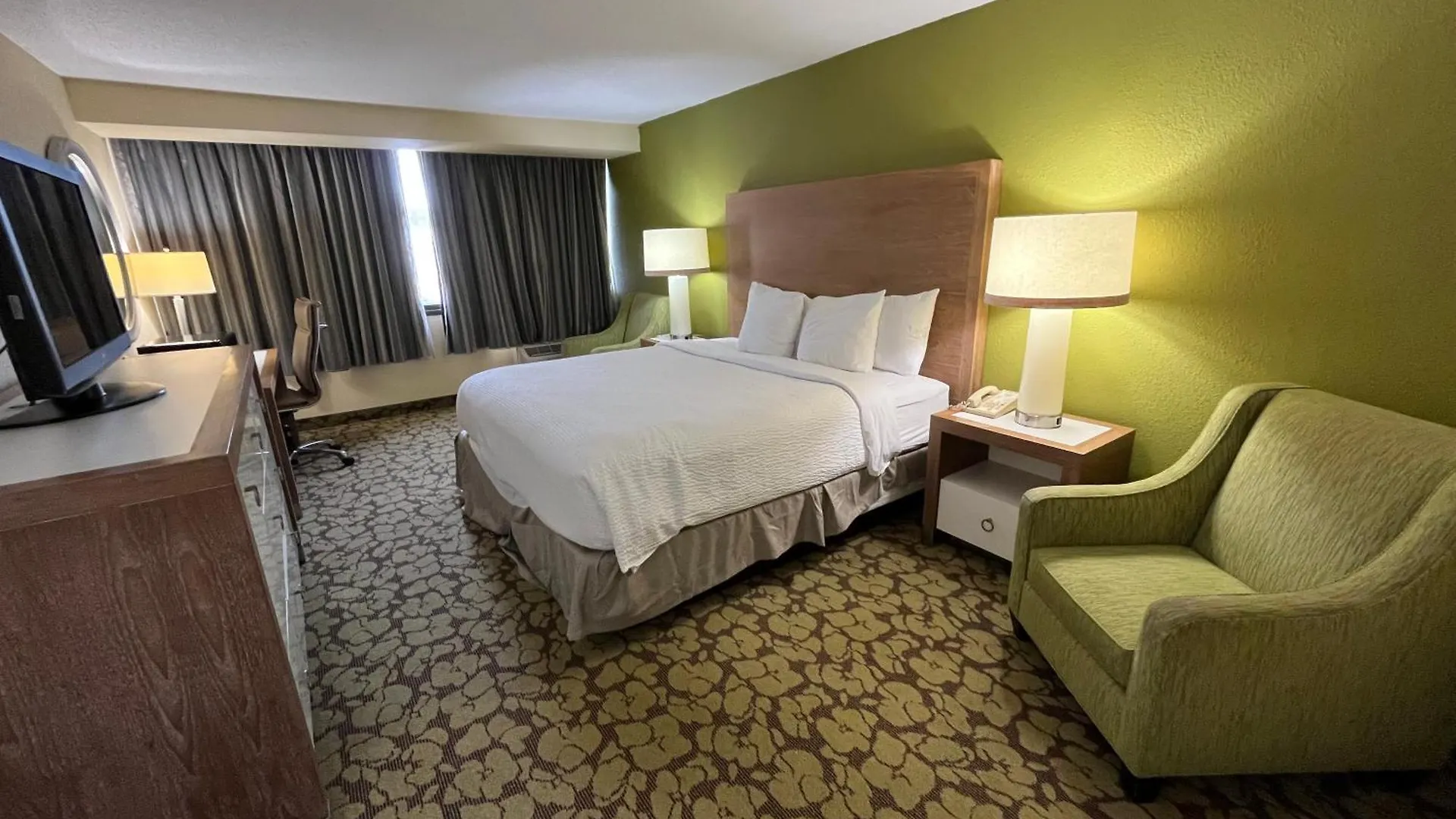 Отель Ramada Plaza By Wyndham Charlotte South End Airport 3*,