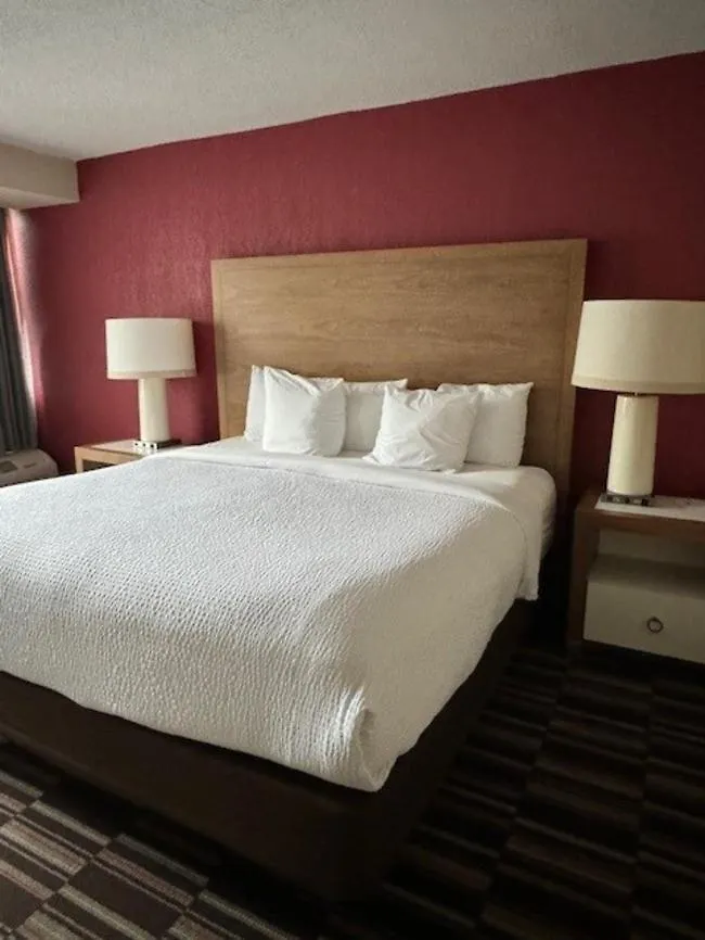 Отель Ramada Plaza By Wyndham Charlotte South End Airport 3*,