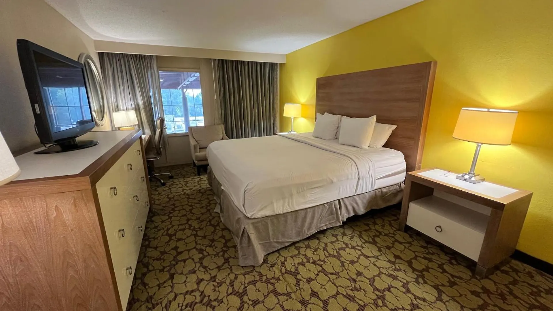 Отель Ramada Plaza By Wyndham Charlotte South End Airport