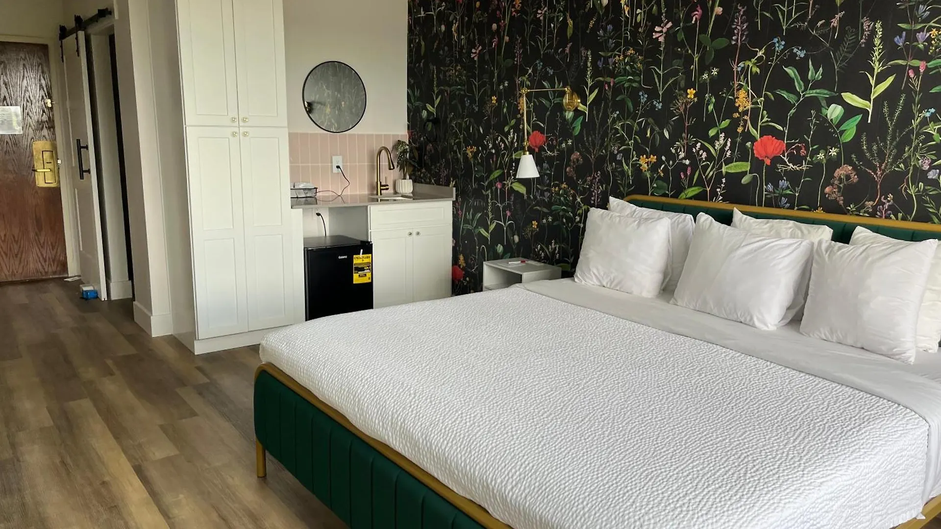 Отель Ramada Plaza By Wyndham Charlotte South End Airport